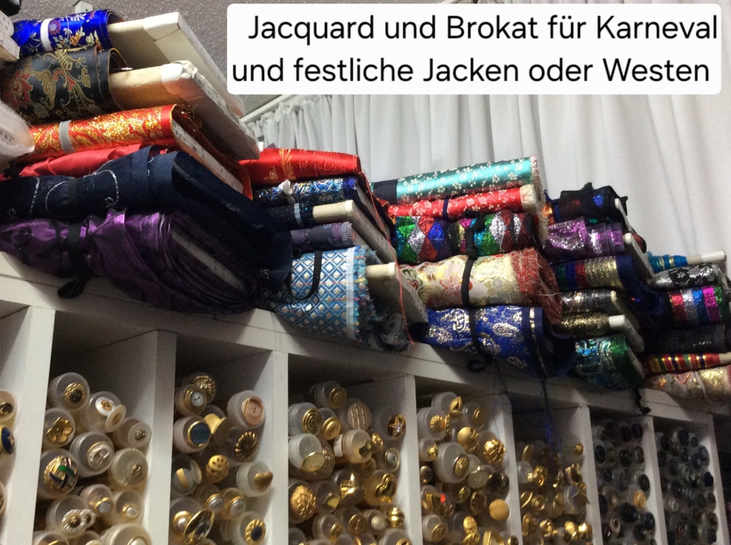 Jacquard und Brokat Stoffe in Cilly's Nähkästchen. Geeignet für Karneval und festliche Jacken oder Westen.