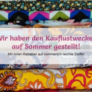 Verschiedene Sommerstoffe in Cilly's Nähkästchen – Dem Stoffgeschäft in Senden. Darauf steht: "Wir haben den Kauflustwecker auf Sommer gestellt!"