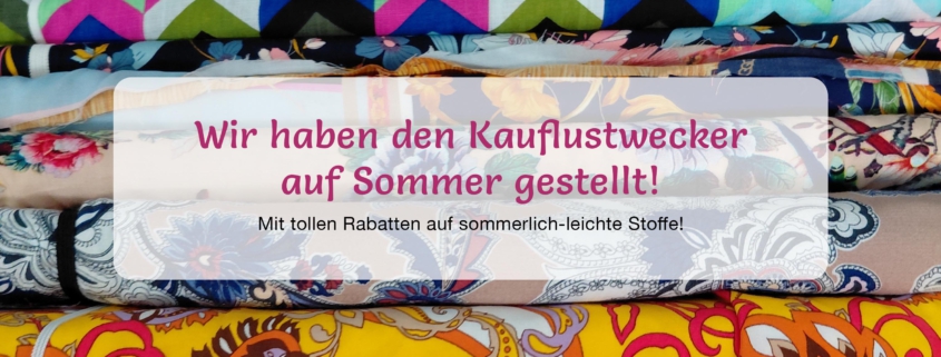 Verschiedene Sommerstoffe in Cilly's Nähkästchen – Dem Stoffgeschäft in Senden. Darauf steht: "Wir haben den Kauflustwecker auf Sommer gestellt!"