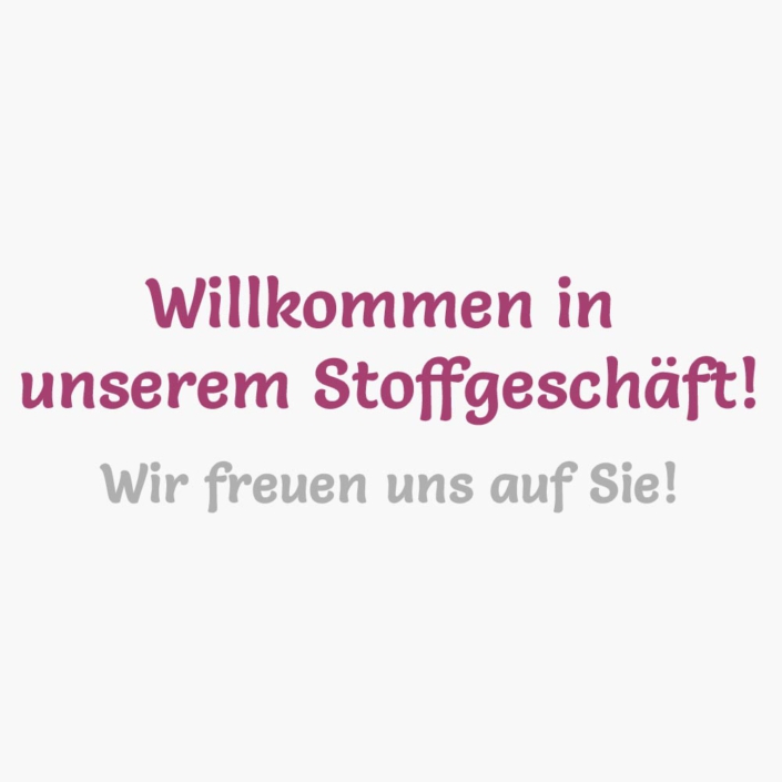 Weiße Kachel, darauf steht "Willkommen in unserem Stoffgeschäft! Wir freuen uns auf Sie!"