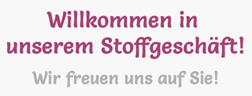 Weiße Kachel, darauf steht "Willkommen in unserem Stoffgeschäft! Wir freuen uns auf Sie!"
